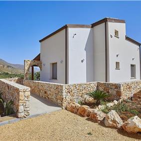 4 bedroom villa with pool, Castellammare del Golfo, sleeps 8-9